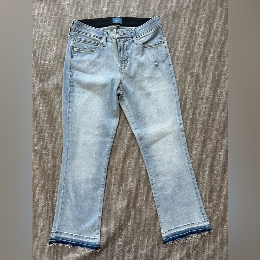 JAD “Eloise” Mid Rise Cropped Boot Jeans in light wash sz 4 /26 inseam.